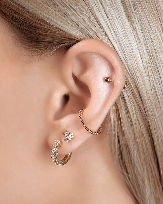 Zlatý piercing helix